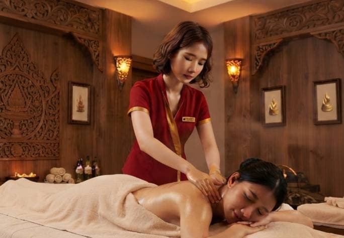 DALA38 therapist applying massage oil to a guest's back
